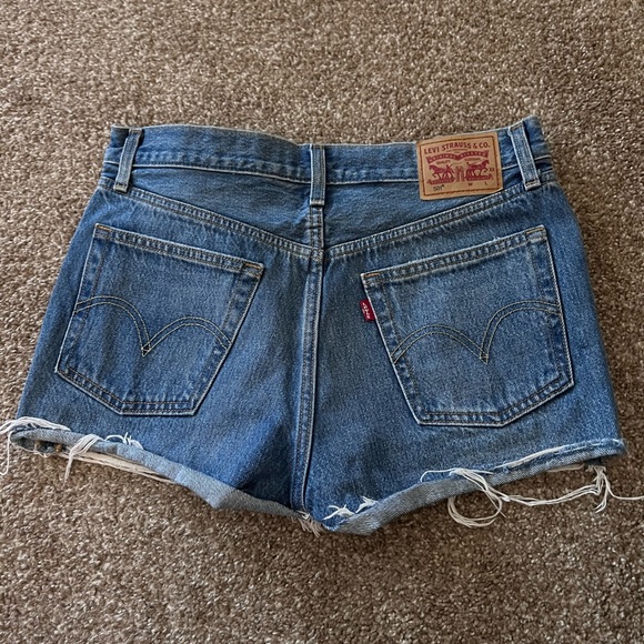 Levi's 501® Original mid shorts with raw hem in mid wash. Size W29/8 - Picture 2 of 4